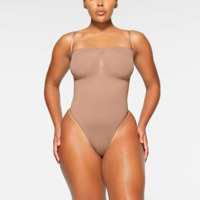 Nahtloser, trägerloser String-Body mit formgebender Silhouette Nahtloser, trägerloser String-Body mit formgebender Silhouette