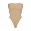 Nahtloser, trägerloser String-Body mit formgebender Silhouette Nahtloser, trägerloser String-Body mit formgebender Silhouette