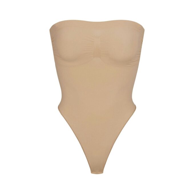 Nahtloser, trägerloser String-Body mit formgebender Silhouette Nahtloser, trägerloser String-Body mit formgebender Silhouette