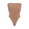 Nahtloser, trägerloser String-Body mit formgebender Silhouette Nahtloser, trägerloser String-Body mit formgebender Silhouette