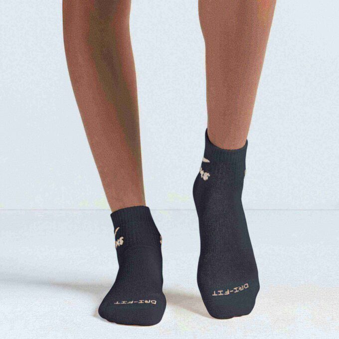 NikeSKIMS Accessoires Dri-FIT Quarter Crew Socken, 3er-Pack NikeSKIMS Accessoires Dri-FIT Quarter Crew Socken, 3er-Pack