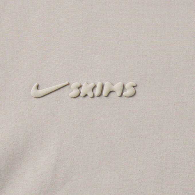 NikeSKIMS GEWEBTE NYLON-CROP-JACKE NikeSKIMS GEWEBTE NYLON-CROP-JACKE