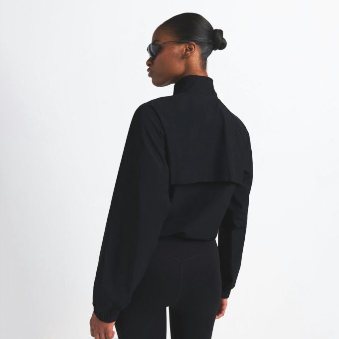 NikeSKIMS GEWEBTE NYLON-JACKE MIT HALBREISSVERSCHLUSS