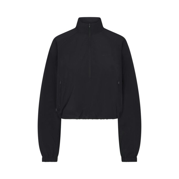 NikeSKIMS GEWEBTE NYLON-JACKE MIT HALBREISSVERSCHLUSS