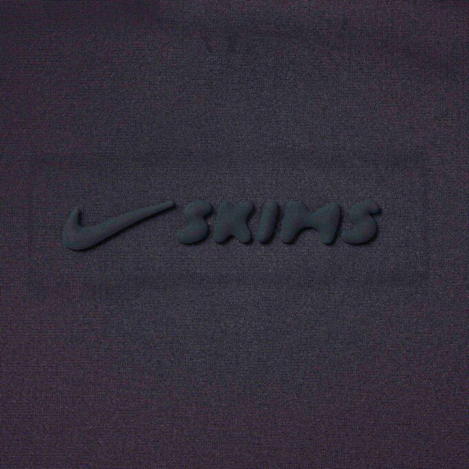 NikeSKIMS GEWEBTER NYLON-WICKELMANTEL