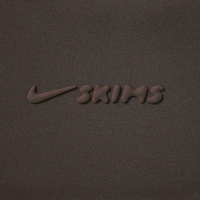 NikeSKIMS GEWEBTER NYLON-WICKELMANTEL