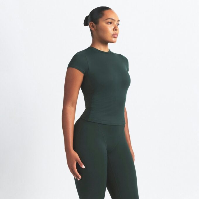 NikeSKIMS MATTE GEFÜTTERTES BABY-TEE