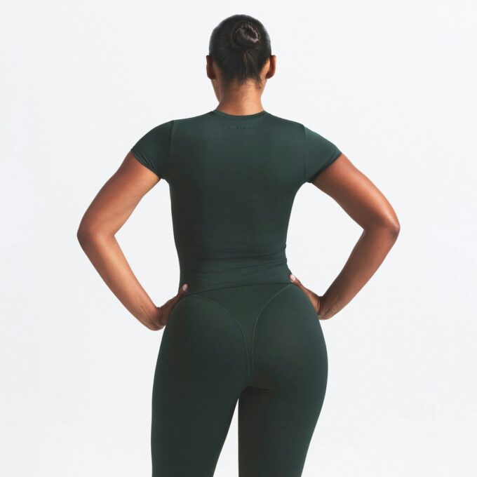 NikeSKIMS MATTE GEFÜTTERTES BABY-TEE