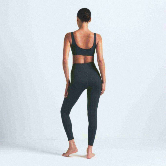NikeSKIMS MATTE KNEE GRIP 26″ LEGGING NikeSKIMS MATTE KNEE GRIP 26″ LEGGING