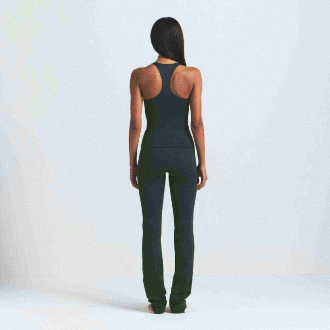 NikeSKIMS MATTE V-LINE 39″ STRAIGHT LEGGING NikeSKIMS MATTE V-LINE 39″ STRAIGHT LEGGING