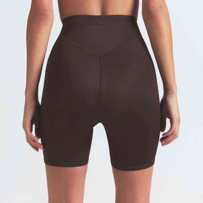 NikeSKIMS SHINE BONTED WAIST 5″ BIKERSHORT NikeSKIMS SHINE BONTED WAIST 5″ BIKERSHORT