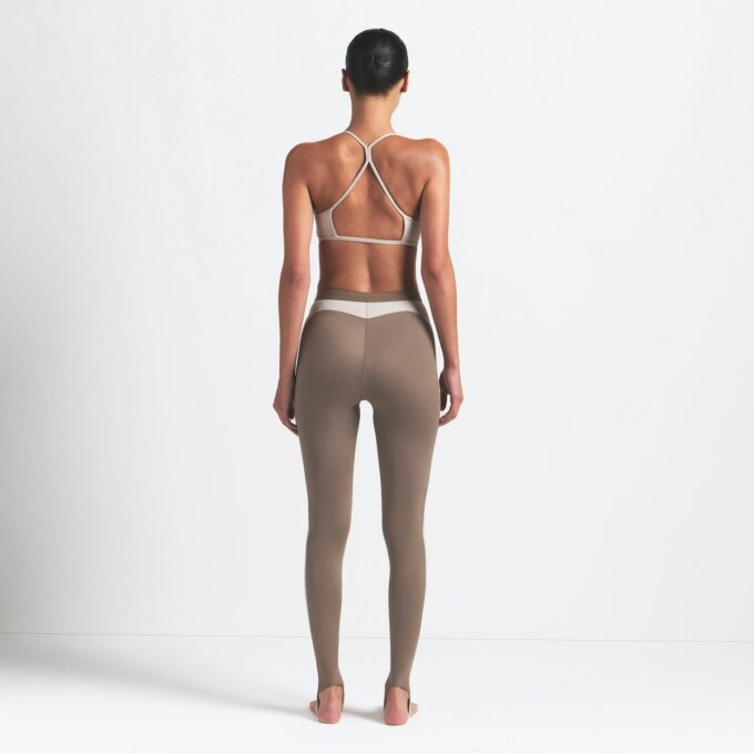 NikeSKIMS SHINE Leggings mit Kordelzug und Steg, 26 Zoll NikeSKIMS SHINE Leggings mit Kordelzug und Steg, 26 Zoll
