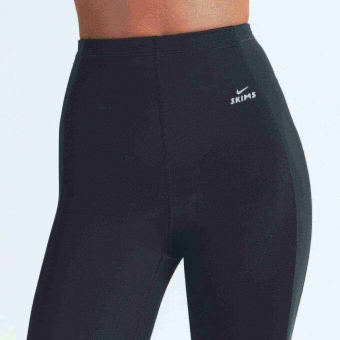 NikeSKIMS SHINE Leggings mit Kordelzug und Steg, 26 Zoll NikeSKIMS SHINE Leggings mit Kordelzug und Steg, 26 Zoll