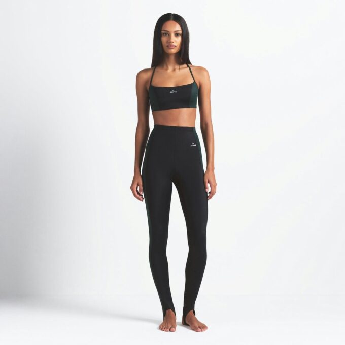 NikeSKIMS SHINE Leggings mit Kordelzug und Steg, 26 Zoll NikeSKIMS SHINE Leggings mit Kordelzug und Steg, 26 Zoll