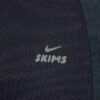 NikeSKIMS SHINE Leggings mit Kordelzug und Steg, 26 Zoll NikeSKIMS SHINE Leggings mit Kordelzug und Steg, 26 Zoll