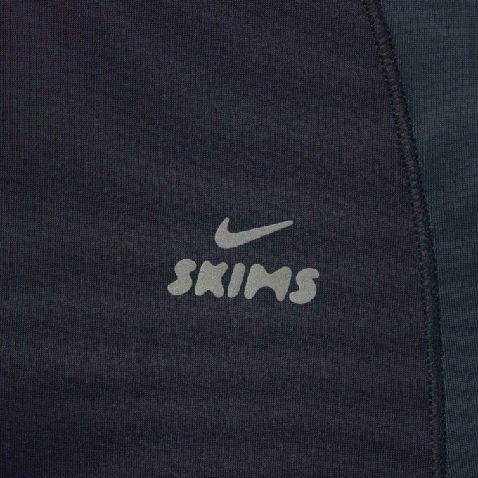 NikeSKIMS SHINE Leggings mit Kordelzug und Steg, 26 Zoll NikeSKIMS SHINE Leggings mit Kordelzug und Steg, 26 Zoll