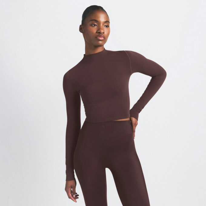 NikeSKIMS VINTAGE NAHTLOSES MOCK NECK CROP TOP NikeSKIMS VINTAGE NAHTLOSES MOCK NECK CROP TOP