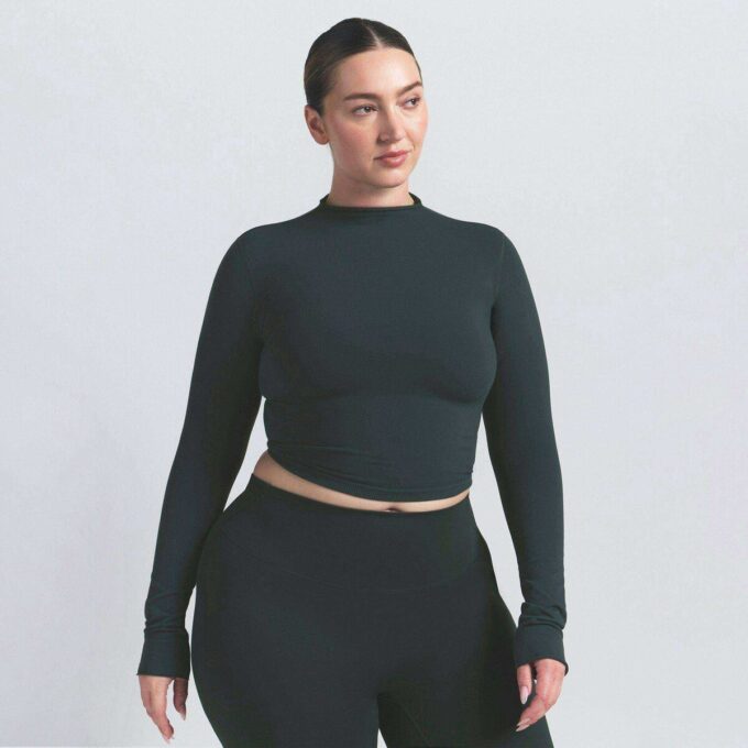 NikeSKIMS VINTAGE NAHTLOSES MOCK NECK CROP TOP NikeSKIMS VINTAGE NAHTLOSES MOCK NECK CROP TOP