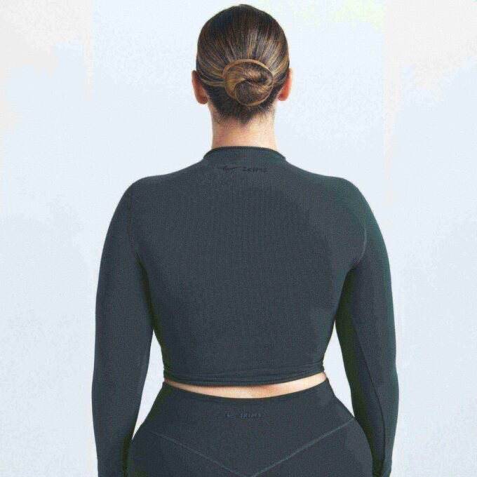NikeSKIMS VINTAGE NAHTLOSES MOCK NECK CROP TOP NikeSKIMS VINTAGE NAHTLOSES MOCK NECK CROP TOP