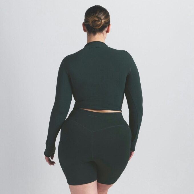 NikeSKIMS VINTAGE NAHTLOSES MOCK NECK CROP TOP NikeSKIMS VINTAGE NAHTLOSES MOCK NECK CROP TOP