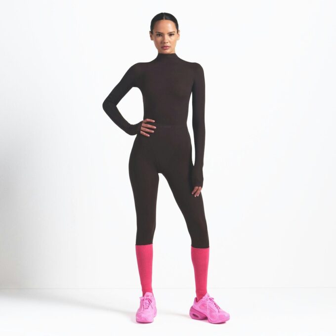 NikeSKIMS WEIGHTLESS LAYERS Langarmshirt mit Stehkragen NikeSKIMS WEIGHTLESS LAYERS Langarmshirt mit Stehkragen