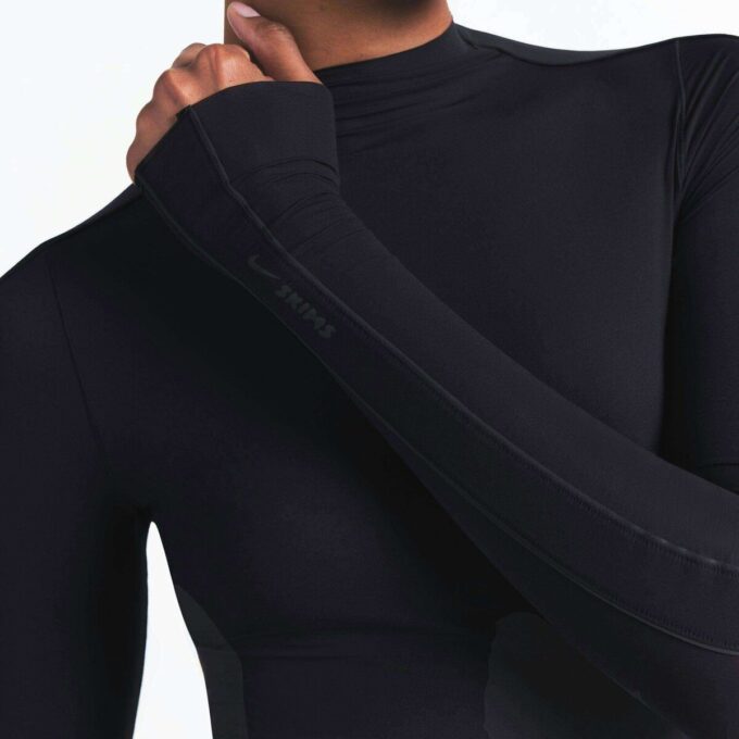NikeSKIMS WEIGHTLESS LAYERS Langarmshirt mit Stehkragen NikeSKIMS WEIGHTLESS LAYERS Langarmshirt mit Stehkragen
