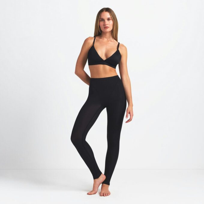 NikeSKIMS WEIGHTLESS LAYERS V-LINE 26″ LEGGING NikeSKIMS WEIGHTLESS LAYERS V-LINE 26″ LEGGING