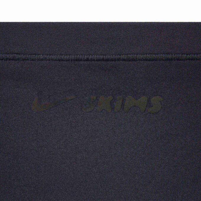 NikeSKIMS WEIGHTLESS LAYERS ÄRMELLOSES TOP NikeSKIMS WEIGHTLESS LAYERS ÄRMELLOSES TOP