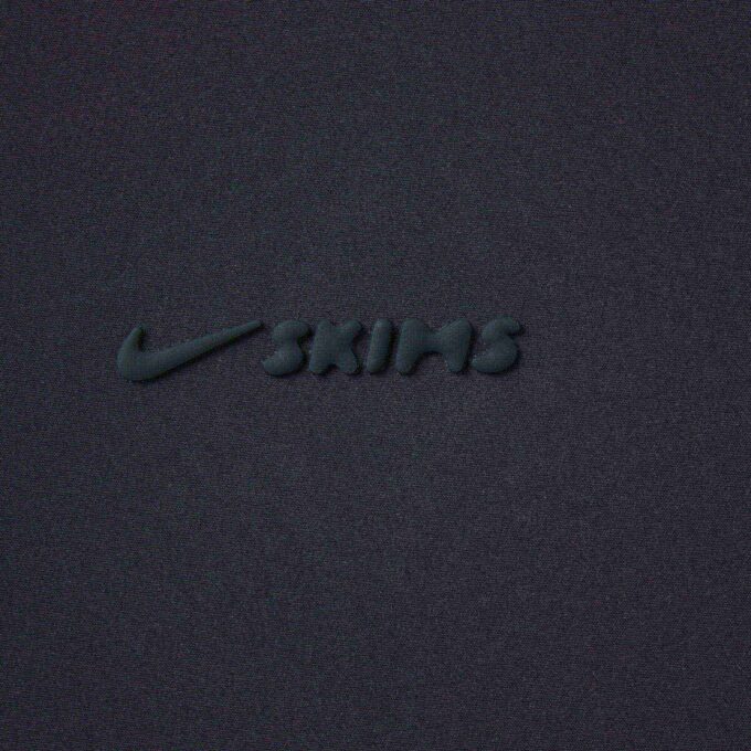 NikeSKIMS GESCHNITTENE NYLON-TRAININGSJACKE IN ÜBERGRÖSSE