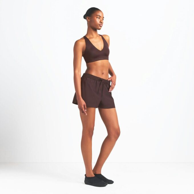 NikeSKIMS WOVEN NYLON 5″ TRACKSHORT NikeSKIMS WOVEN NYLON 5″ TRACKSHORT