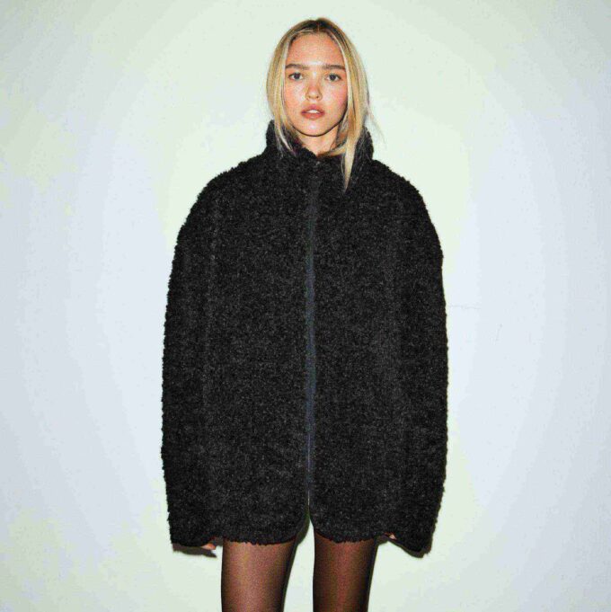 Oversize-Jacke aus Kunstpelz mit Stehkragen Oversize-Jacke aus Kunstpelz mit Stehkragen