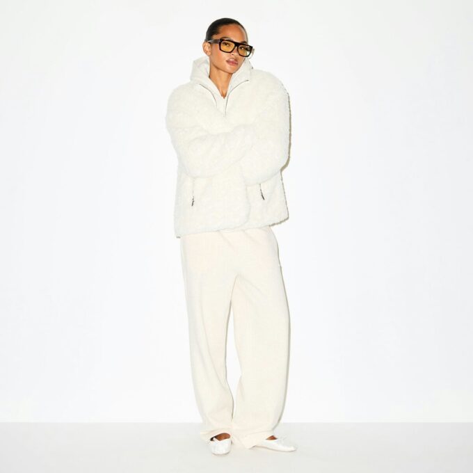 Oversize-Jacke aus Kunstpelz mit Stehkragen Oversize-Jacke aus Kunstpelz mit Stehkragen