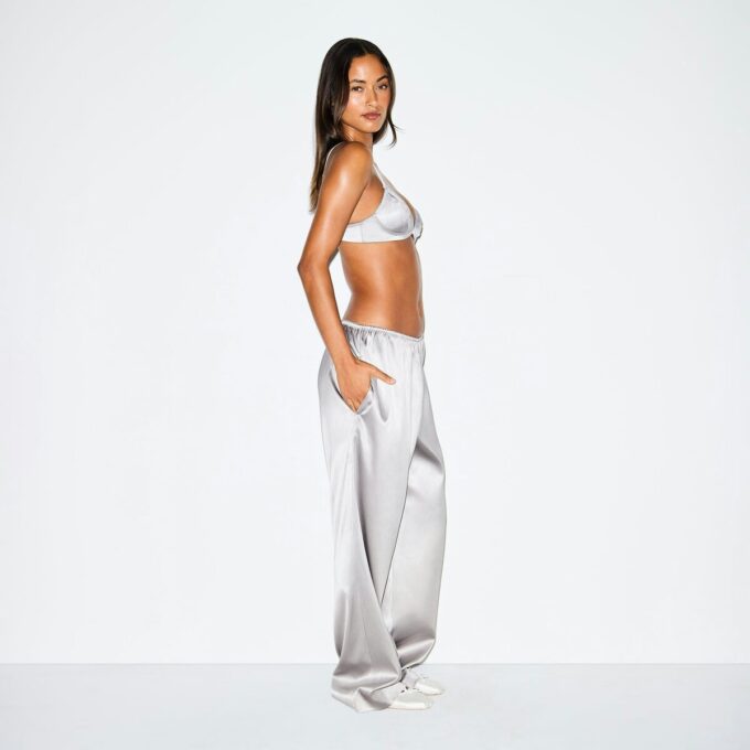 SCHWERES SATIN-HOSE MIT WEITEM BEIN SCHWERES SATIN-HOSE MIT WEITEM BEIN