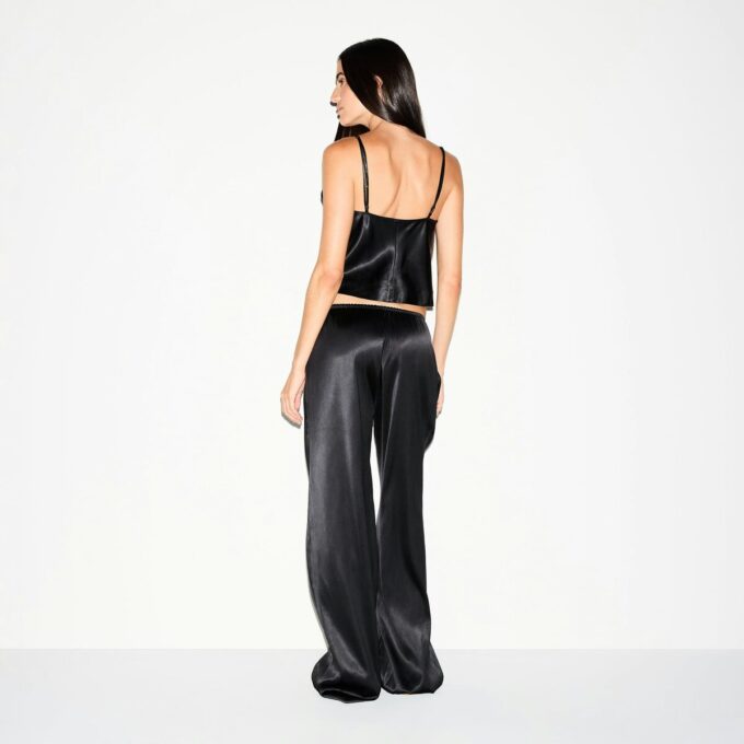 SCHWERES SATIN-HOSE MIT WEITEM BEIN