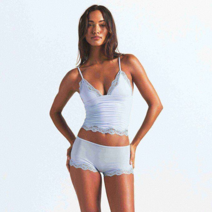 Set aus Spitzen-Dreieck-Top und Shorts – für jede Figur geeignet Set aus Spitzen-Dreieck-Top und Shorts – für jede Figur geeignet