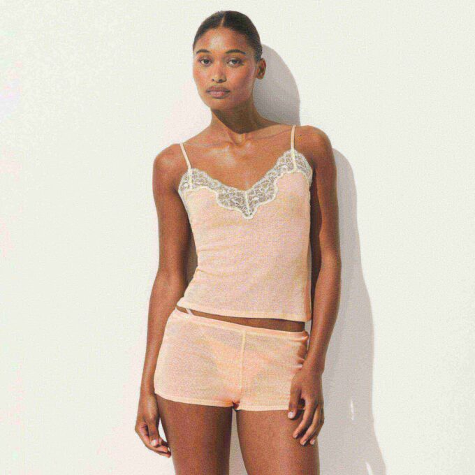 Set aus transparentem Rippspitzen-Top und Shorts Set aus transparentem Rippspitzen-Top und Shorts
