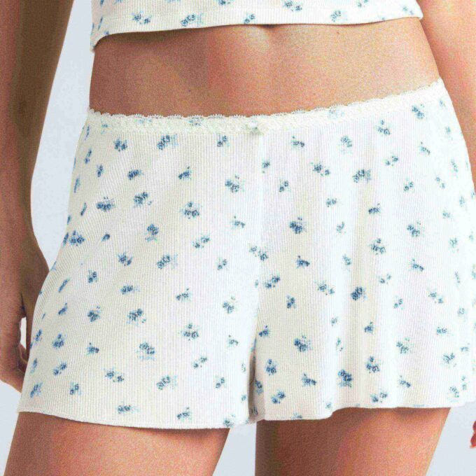 Set aus weichem Lounge-Spitzen-Cami und Shorts Set aus weichem Lounge-Spitzen-Cami und Shorts