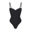 SKIMS Body mit Bügeln und String-Tanga SKIMS Body mit Bügeln und String-Tanga