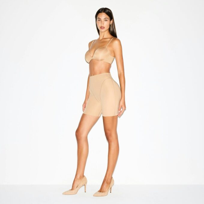 SKIMS BODY POTT AND HIP ENHANCEING MID TOBGH SHORT