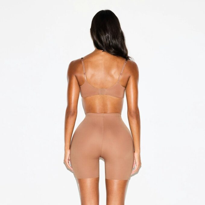 SKIMS BODY POTT AND HIP ENHANCEING MID TOBGH SHORT SKIMS BODY POTT AND HIP ENHANCEING MID TOBGH SHORT