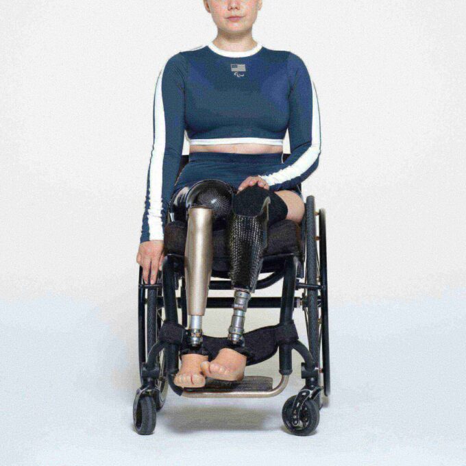 SKIMS FÜR TEAM USA SIGNATURE SCHWIMMEN PARALYMPIC LANGÄRMELIGES CROPPE-T-SHIRT SKIMS FÜR TEAM USA SIGNATURE SCHWIMMEN PARALYMPIC LANGÄRMELIGES CROPPE-T-SHIRT