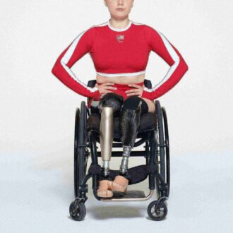 SKIMS FÜR TEAM USA SIGNATURE SCHWIMMEN PARALYMPIC LANGÄRMELIGES CROPPE-T-SHIRT