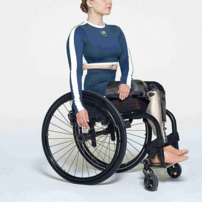 SKIMS FÜR TEAM USA SIGNATURE SCHWIMMEN PARALYMPIC LANGÄRMELIGES CROPPE-T-SHIRT SKIMS FÜR TEAM USA SIGNATURE SCHWIMMEN PARALYMPIC LANGÄRMELIGES CROPPE-T-SHIRT