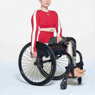 SKIMS FÜR TEAM USA SIGNATURE SCHWIMMEN PARALYMPIC LANGÄRMELIGES CROPPE-T-SHIRT
