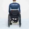 SKIMS FÜR TEAM USA SIGNATURE SCHWIMMEN PARALYMPIC LANGÄRMELIGES CROPPE-T-SHIRT SKIMS FÜR TEAM USA SIGNATURE SCHWIMMEN PARALYMPIC LANGÄRMELIGES CROPPE-T-SHIRT