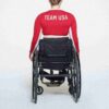 SKIMS FÜR TEAM USA SIGNATURE SCHWIMMEN PARALYMPIC LANGÄRMELIGES CROPPE-T-SHIRT SKIMS FÜR TEAM USA SIGNATURE SCHWIMMEN PARALYMPIC LANGÄRMELIGES CROPPE-T-SHIRT