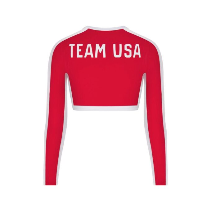 SKIMS FÜR TEAM USA SIGNATURE SCHWIMMEN PARALYMPIC LANGÄRMELIGES CROPPE-T-SHIRT SKIMS FÜR TEAM USA SIGNATURE SCHWIMMEN PARALYMPIC LANGÄRMELIGES CROPPE-T-SHIRT