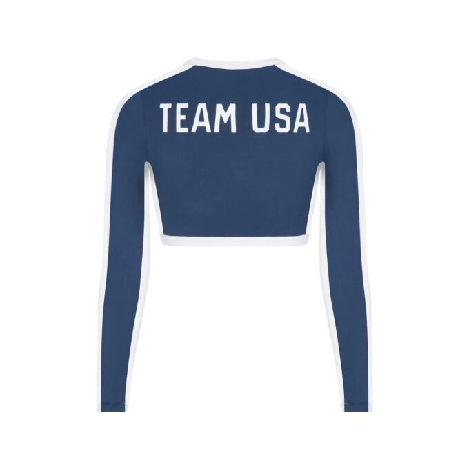 SKIMS FÜR TEAM USA SIGNATURE SCHWIMMEN PARALYMPIC LANGÄRMELIGES CROPPE-T-SHIRT SKIMS FÜR TEAM USA SIGNATURE SCHWIMMEN PARALYMPIC LANGÄRMELIGES CROPPE-T-SHIRT