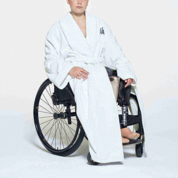 SKIMS FÜR TEAM USA TERRY PARALYMPIC UNISEX ROBE SKIMS FÜR TEAM USA TERRY PARALYMPIC UNISEX ROBE