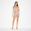 SKIMS ROMANCE String-Tanga mit seitlicher Bindefunktion SKIMS ROMANCE String-Tanga mit seitlicher Bindefunktion